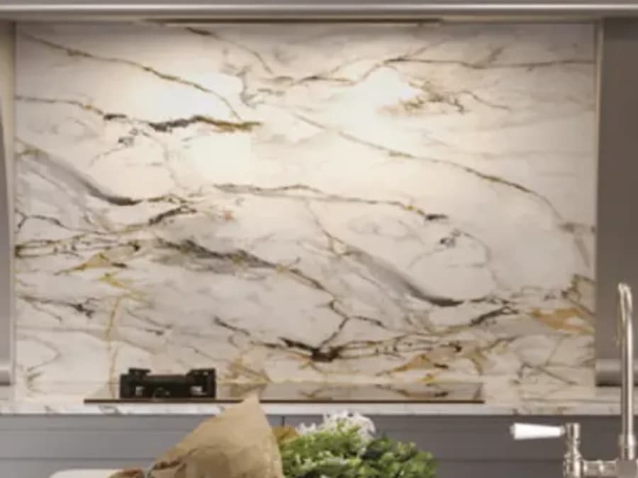 A book-matched marble splashback cut to the line of the hob